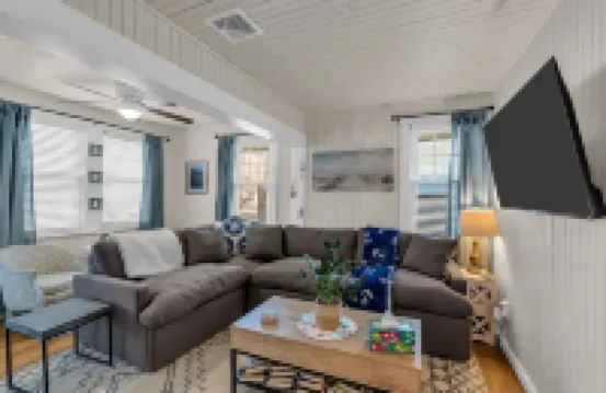 Entire Cottage. 2.5 blocks 2 beach. BBQ Grill. 4 beach badges.