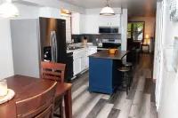 2 Bedroom, 1 Bathroom Convenient Green Bay Getaway