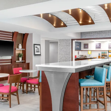 Hampton Inn & Suites Sacramento-Cal Expo Отели рядом с достопримечательностью «Арден Фейр Молл»