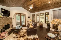 NEW FOREST COTTAGE W/GRILL & SCREENED IN PATIO:HIKE, FISH, GOLF, WATERFALLS