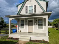 The Warren House: 5 minutes to Shenandoah National Park! 로열 플라자 주변 호텔