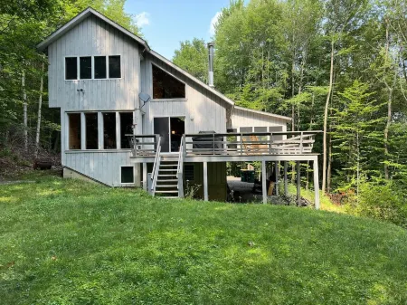 Breathtaking Post & Beam Minutes from Jiminy Peak, Williamstown, Lenox & Hiking
