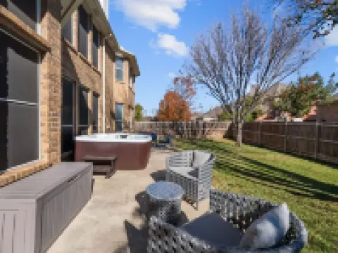 Keller’s Crown - Huge House Near Stadiums - Hot Tub & Pool Table Hotels in Keller