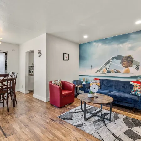 Route 66 Bodacious Bungalow w/AC, Fully Fenced Yard, W/D, 4 Smart TVs Downtown