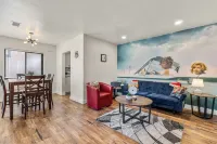 Route 66 Bodacious Bungalow w/AC, Fully Fenced Yard, W/D, 4 Smart TVs Downtown