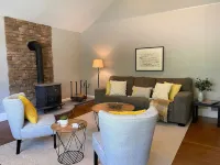 Beautiful 2 BR home, quiet, minutes from downtown