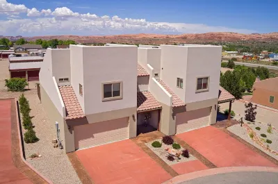 DW7 Spacious Cowboy-Themed Condo near Arches National Park With Hot Tub!