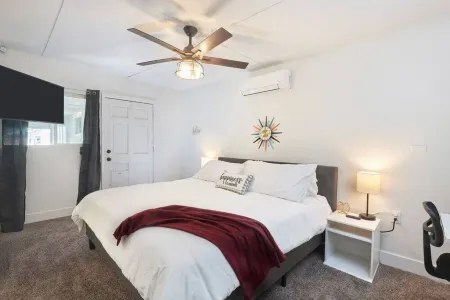 Del Mar Studio · Charming Studio I 600Mbps Walk to Tower District Отели рядом со станцией Fresno Station