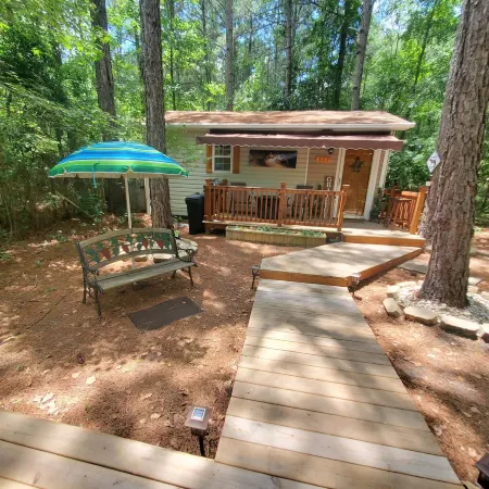 Tiny house (studio) and camper in campsite, accommodates 6 people total!