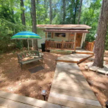 Tiny house (studio) and camper in campsite, accommodates 6 people total!