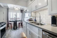 ⚜KingBed⚜55" 4kTV⚜580+Mbps WiFi⚜A/C⚜Parking