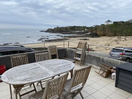 Cosy, bright waterfront apartment