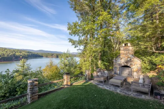 Breathtaking Lake & Mountain Views & Private Dock. Enjoyable Year Round!