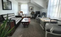 Cozy one bedroom cottage on the edge of town. Close to trails and lakes.
