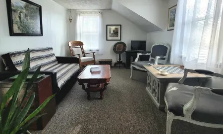 Cozy one bedroom cottage on the edge of town. Close to trails and lakes.