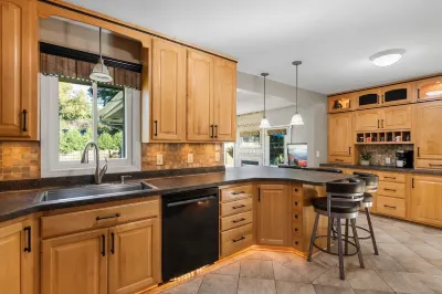 Spacious 4-bedroom house in charming Burnsville with Pool! Hotels near Grand Slam