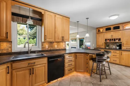 Spacious 4-bedroom house in charming Burnsville with Pool!