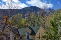 Charming Creekside Cabin Walk to Downtown Manitou – Ideal Retreat!