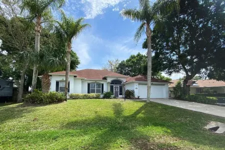 Albatross villa newly furnished/heated pool Отели в г. Себастиан