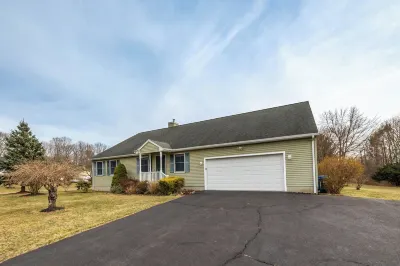 15mins to Hartford, Home in Manchester w/ King Bed Hotel in zona Case Mountain