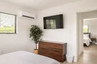 Papas Villa Duplex Centrally Located in Miami. Both units included.