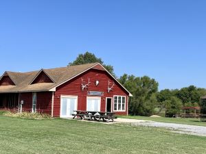 Lodge with fishing & guided hunts available! Minutes from Tulsa & Grand Lake!
