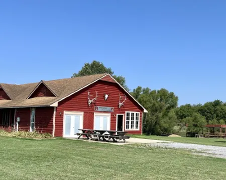 Lodge with fishing & guided hunts available! Minutes from Tulsa & Grand Lake! Hotels in Mayes County