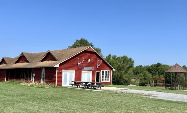 Lodge with fishing & guided hunts available! Minutes from Tulsa & Grand Lake!