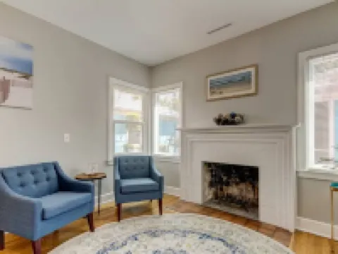 HOLIDAY SALE! Nice Downtown Dunedin Bungalow! โรงแรมในดูนดิน