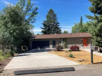 Beautiful family friendly home in the Rattlesnake with outdoor recreation nearby