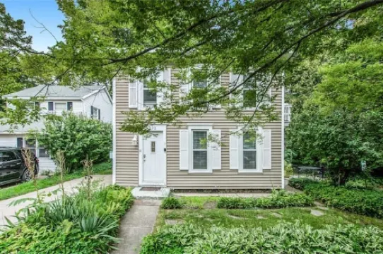 #1 cozy 1-Bdrm suite downtown with parking