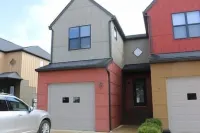 Athens Townhouse, 4 Beds, 2 Kings. 2 Twins, in 2 Bedrooms, 2,5 Baths, Free Wifi,
