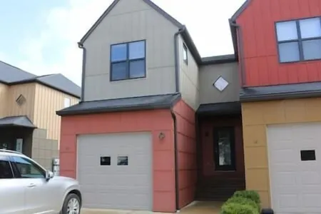 Athens city townhouse, 2 king masters, 2.5 baths, FREE WIFI, Smart TV, 20