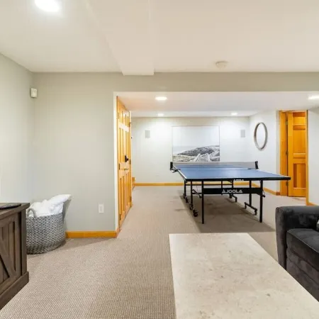 Spacious Getaway Close to Newport & Beaches