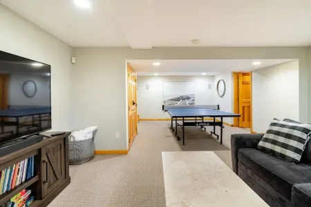 Spacious Getaway Close to Newport & Beaches Отели рядом с достопримечательностью «Публичная библиотека Мидлтаун»