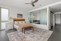 Modern Oceanfront Resort Living. Luxury Oceanfront Bedroom Suites. Sleeps 10! - balcony