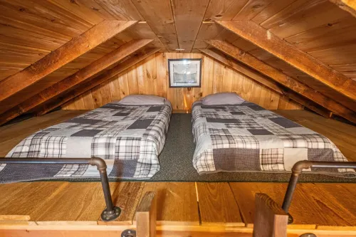 Lakeside Cabin on Beach Pond with Sauna and Beach Access Hotels in Voluntown