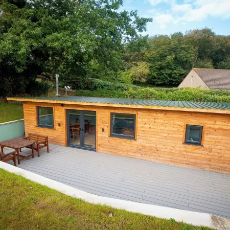 Beautifully Appointed Chalet Ideally located 5 min walk from beach & town centre