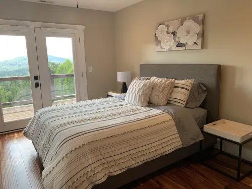 Butterfly Mountain Cabin for 8 w/amazing view+wifi, 3 bdrm, 3.5 bath, & firepit