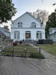 Lakefront 9 bedroom house sleeps 21+ - 4-Star