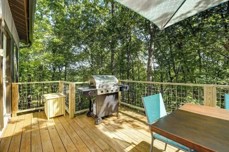Spacious "Design Lodge" In Woods - Bushkill