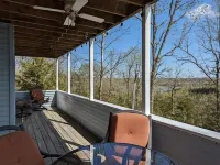 Super cute & comfy 2 1/2story lake house by Bull Shoals lake 1hr east of Branson