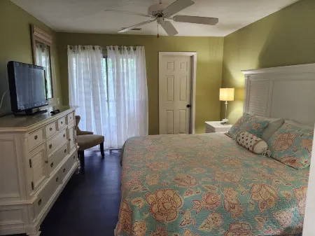 Cozy King Condo on True Blue Golf Club steps from pool hot tub + State Park Pass