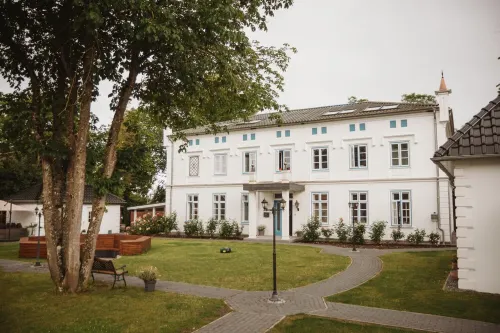 Moderne 3 Zimmer Dachgeschoss Wohnung im Herrenhaus Henriettenhof