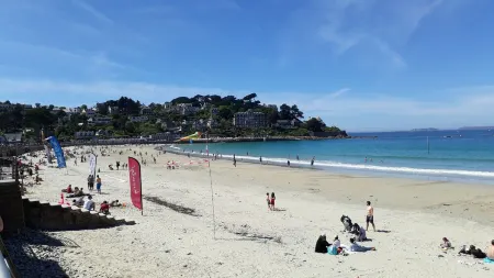 LARGE T2 CÔTE DE GRANIT ROSE BEACHES AND SHOPS WITHIN WALKING DISTANCE Отели в г. Трегастель