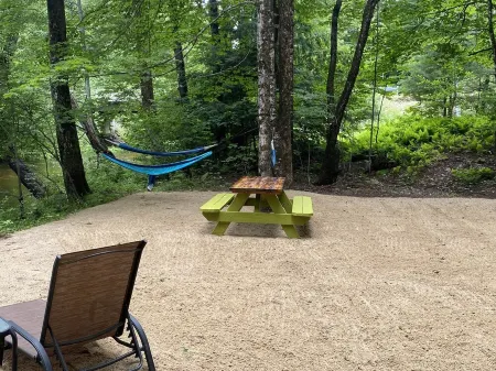 Buddy Home Swift River Waterfront Fully Renovated Family and Dog Friendly Отели в г. Тамворт