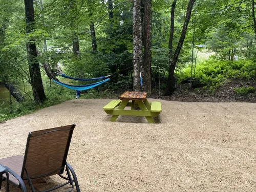 Buddy Home Swift River Waterfront Fully Renovated Family and Dog Friendly
