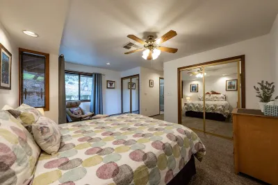 Next to Sequoia National Park Entrance and Pet Friendly! Hotel in zona Big Trees Trail