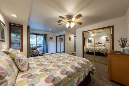 Next to Sequoia National Park Entrance and Pet Friendly! Отели рядом с достопримечательностью «Генерал Шерман»