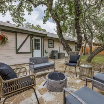 7 Bed Home / Mins to Wineries / Walk to Town Square